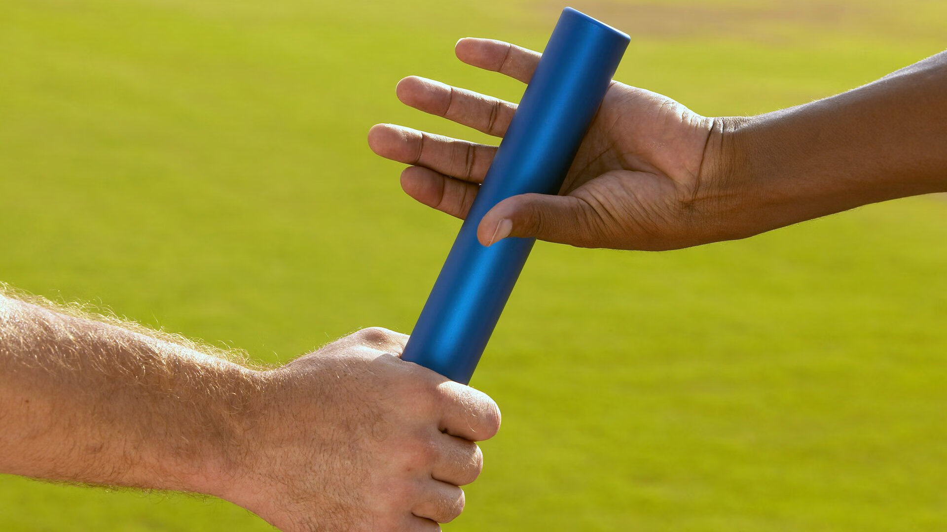 美国短跑名将打破尘封15年世界纪录 创造田径历史新篇章